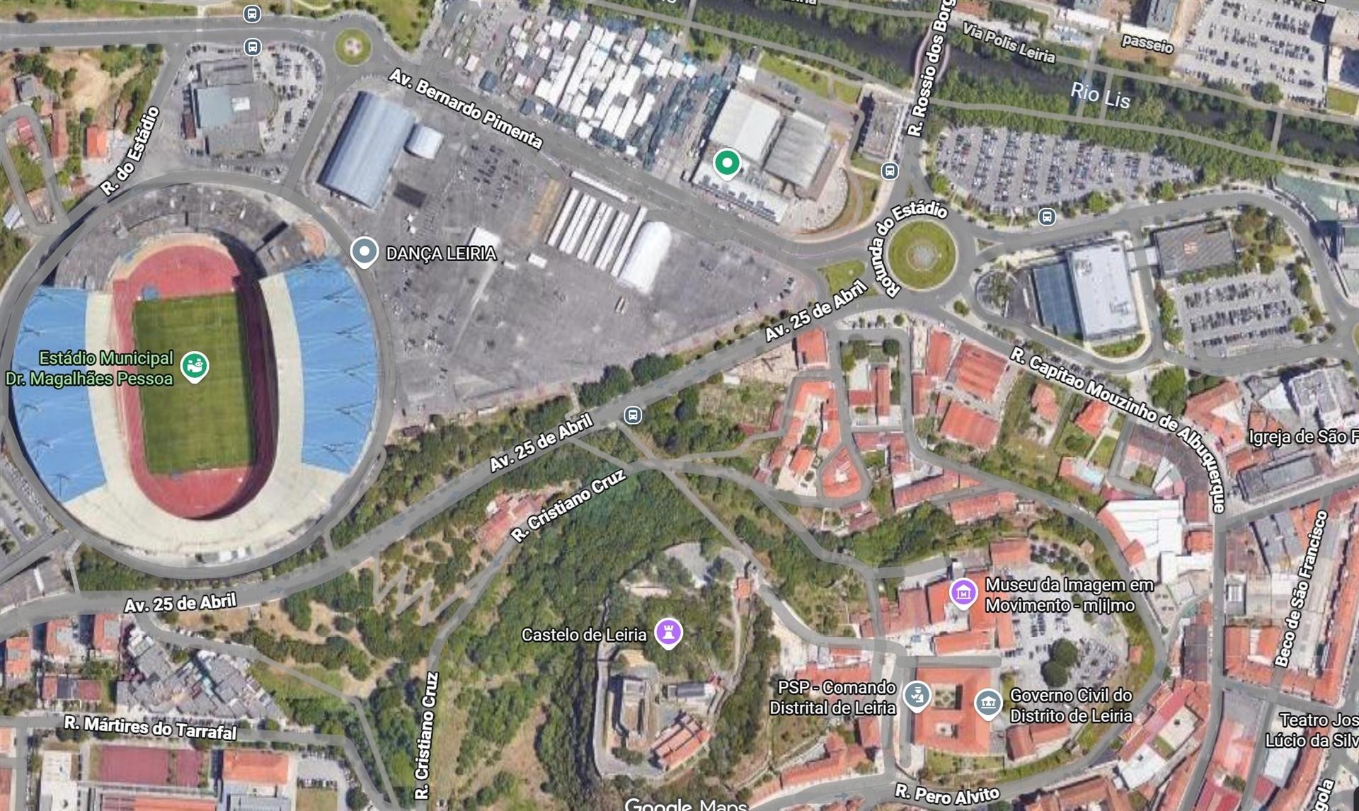 Prédio Comercial com Grandes Áreas – Rua de S. Tiago nº 1, Leiria