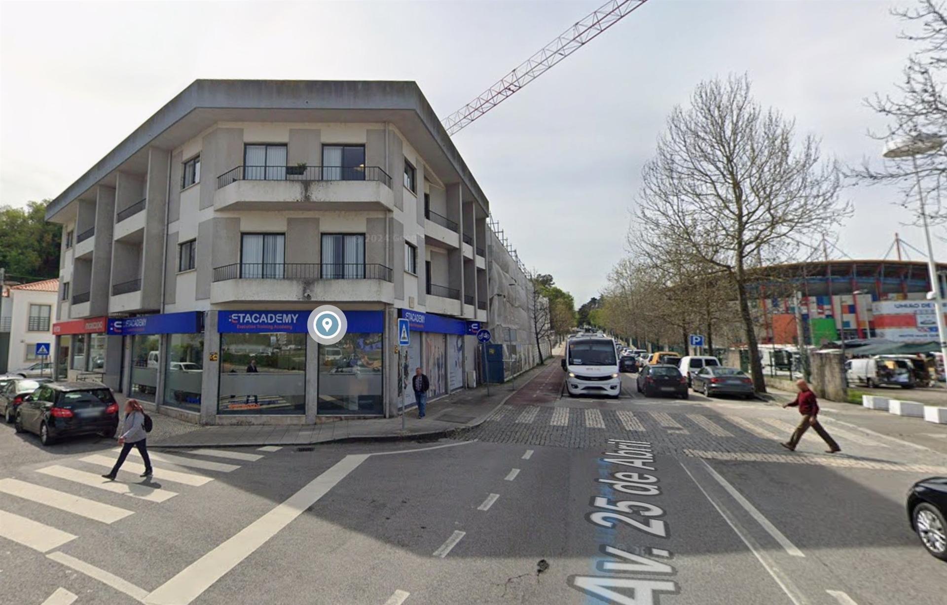 Prédio Comercial com Grandes Áreas – Rua de S. Tiago nº 1, Leiria