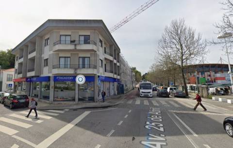 Prédio Comercial com Grandes Áreas – Rua de S. Tiago nº 1, Leiria