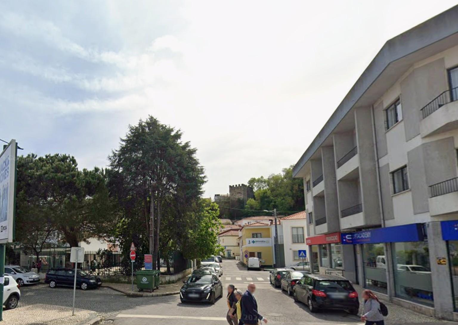 Prédio Comercial com Grandes Áreas – Rua de S. Tiago nº 1, Leiria