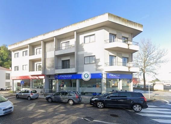 Prédio Comercial com Grandes Áreas – Rua de S. Tiago nº 1, Leiria