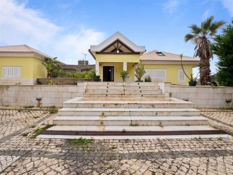 Moradia isolada T7 com 4.857 m² de Terreno.