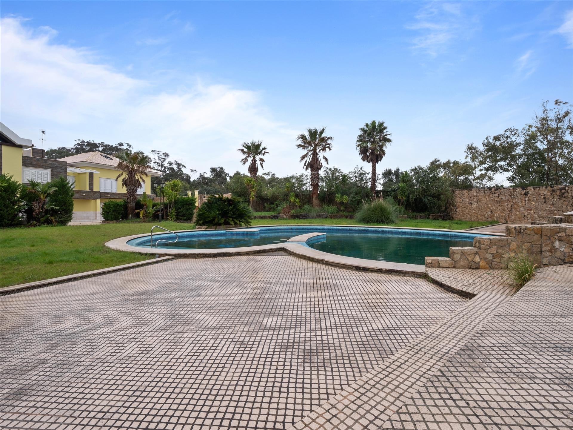 Moradia isolada T7 com 4.857 m² de Terreno.