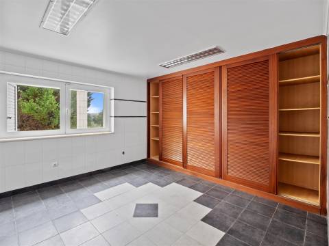 Moradia isolada T7 com 4.857 m² de Terreno.