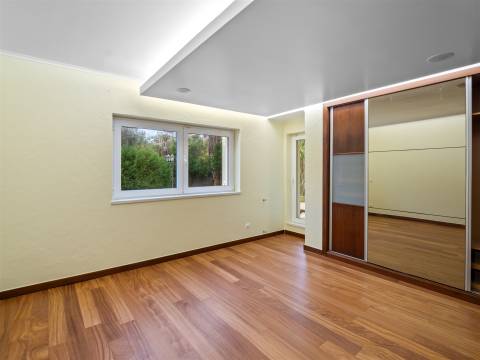 Moradia isolada T7 com 4.857 m² de Terreno.