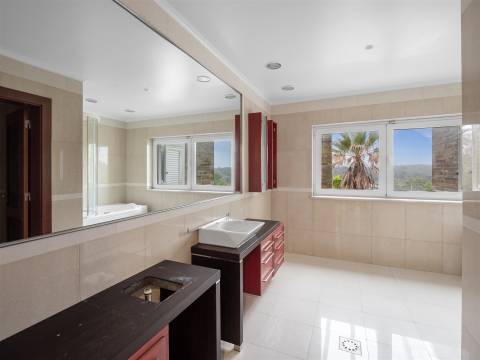 Moradia isolada T7 com 4.857 m² de Terreno.