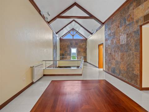 Moradia isolada T7 com 4.857 m² de Terreno.