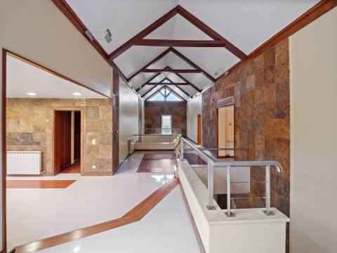 Moradia isolada T7 com 4.857 m² de Terreno.