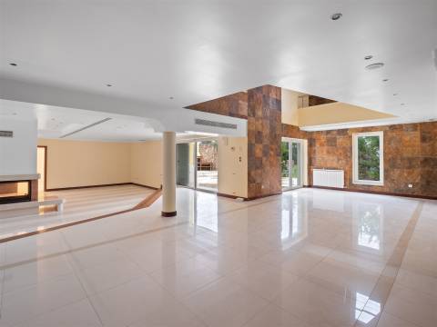 Moradia isolada T7 com 4.857 m² de Terreno.