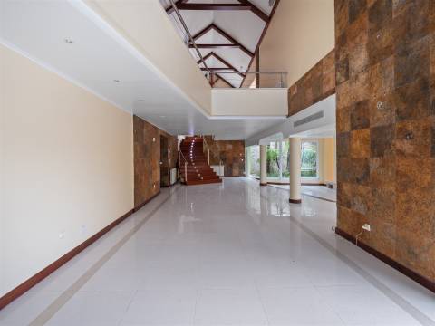 Moradia isolada T7 com 4.857 m² de Terreno.