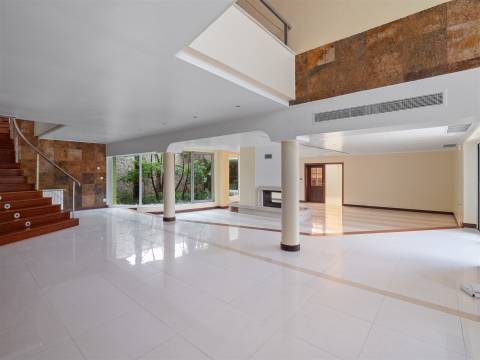 Moradia isolada T7 com 4.857 m² de Terreno.