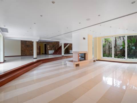 Moradia isolada T7 com 4.857 m² de Terreno.