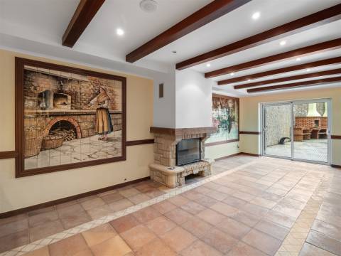 Moradia isolada T7 com 4.857 m² de Terreno.