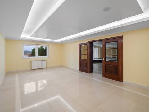 Moradia isolada T7 com 4.857 m² de Terreno.