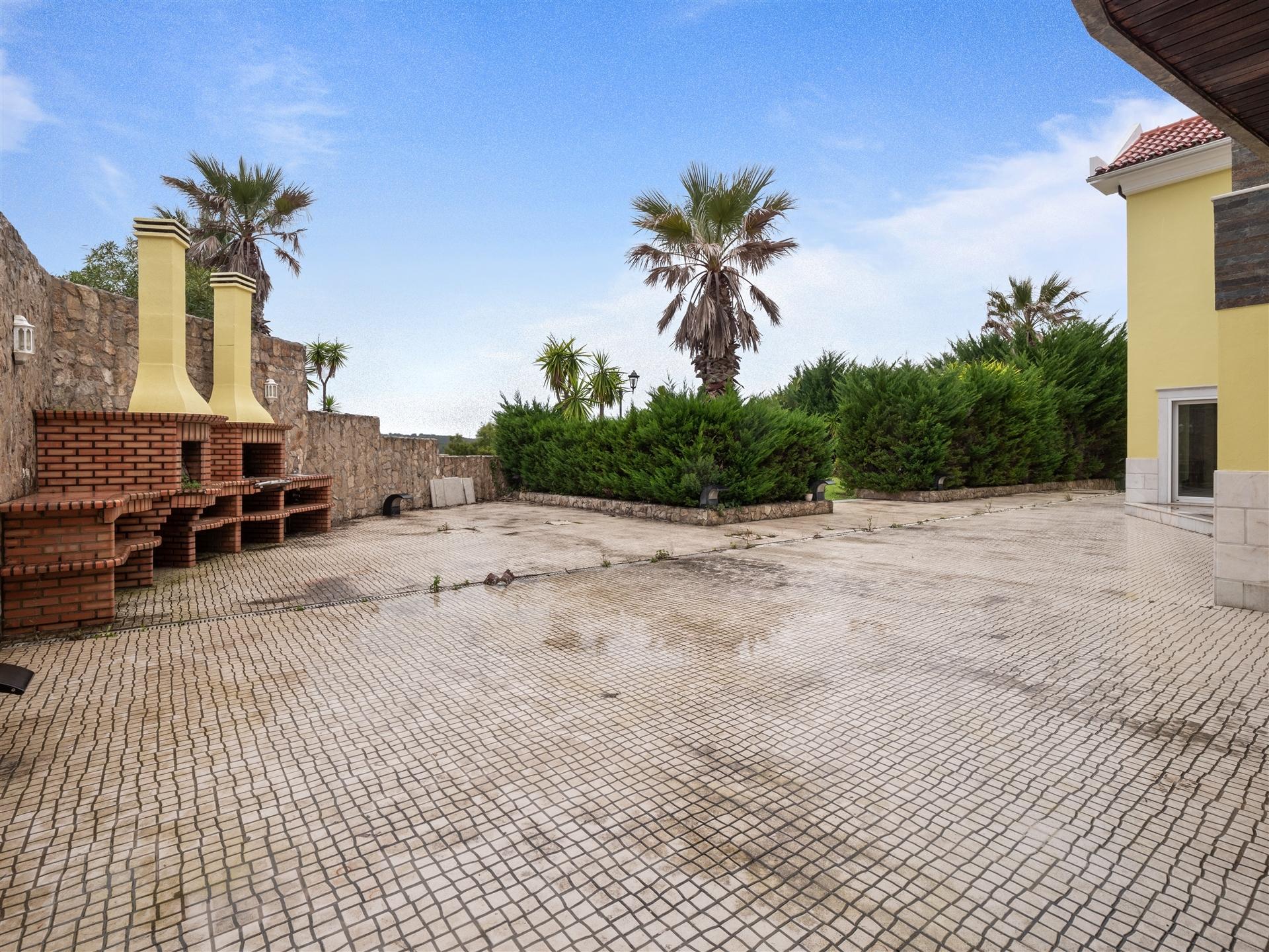 Moradia isolada T7 com 4.857 m² de Terreno.