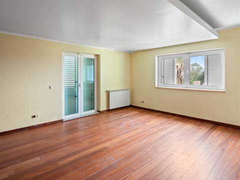 Moradia isolada T7 com 4.857 m² de Terreno.