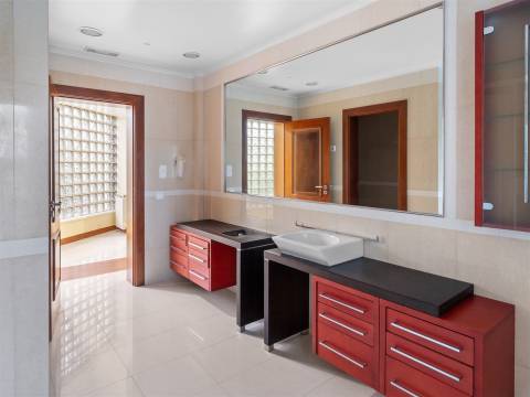 Moradia isolada T7 com 4.857 m² de Terreno.