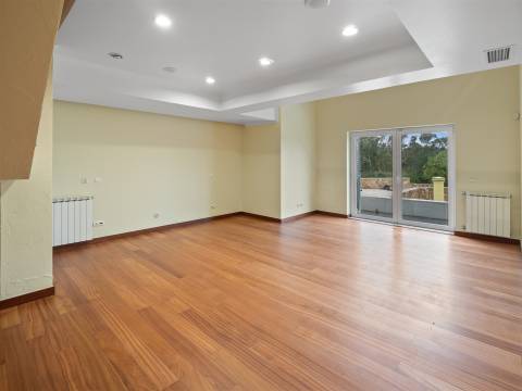 Moradia isolada T7 com 4.857 m² de Terreno.