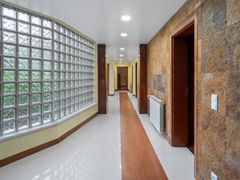 Moradia isolada T7 com 4.857 m² de Terreno.