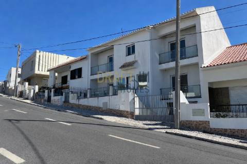 Moradia T4 em Construção em Vale Flores - Feijó Almada