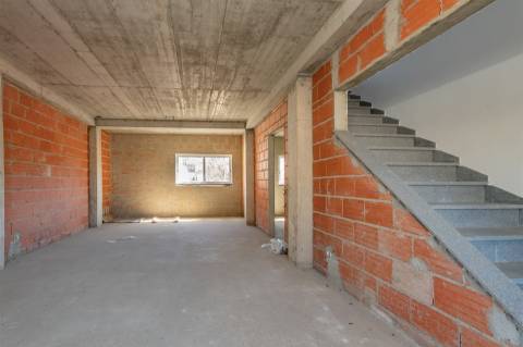 Moradia T4 em Construção em Vale Flores - Feijó Almada