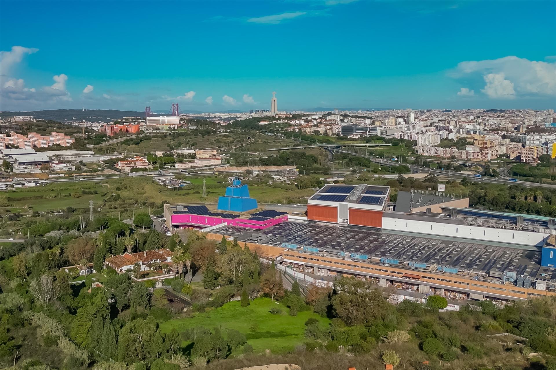 Moradia T4 em Construção em Vale Flores - Feijó Almada