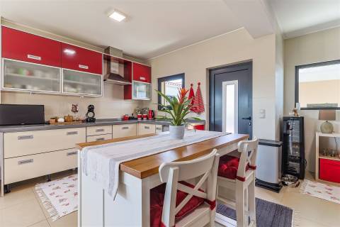 Moradia T3+1 com Jardim e Vista Campo na Assafora