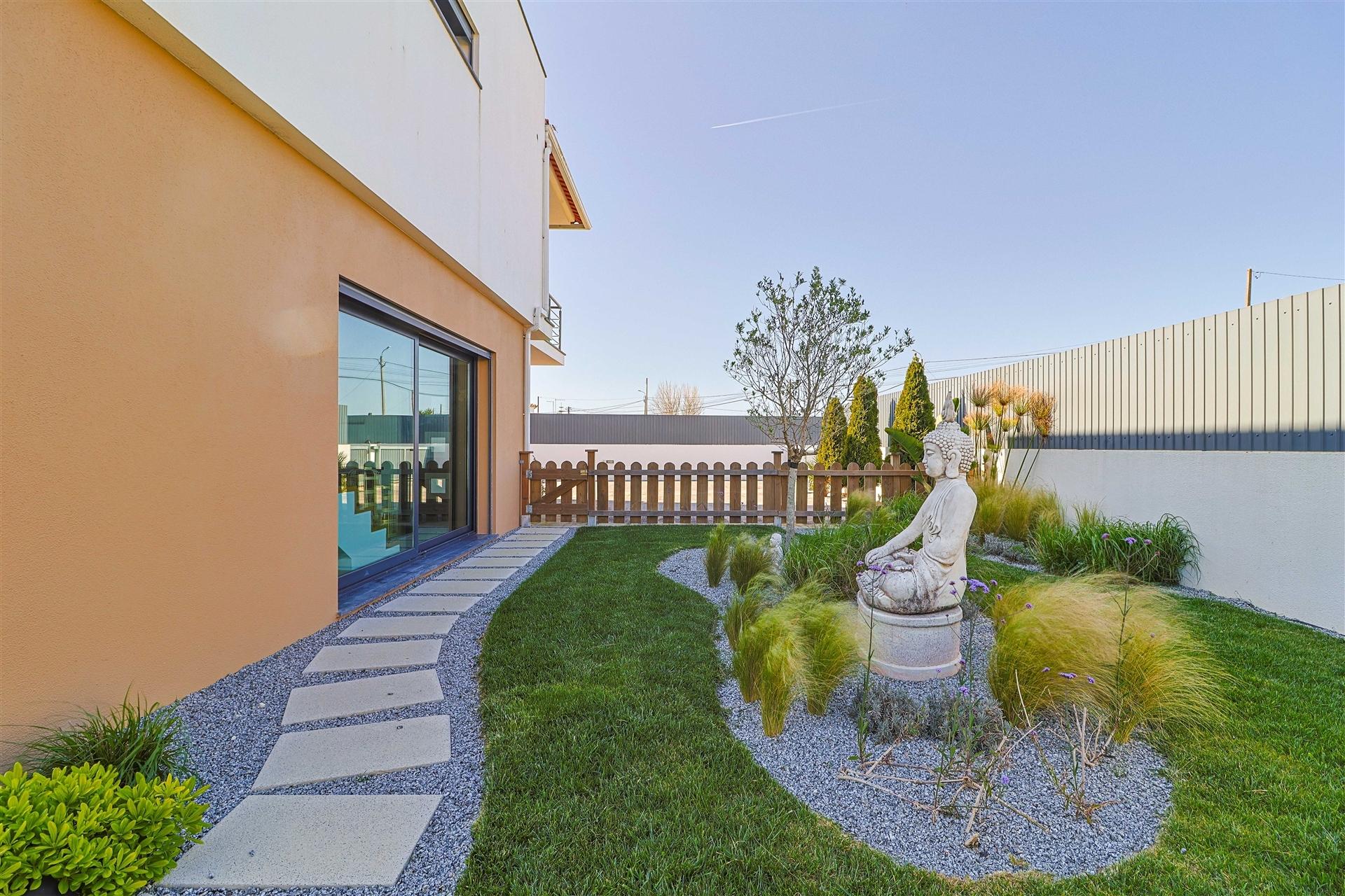 Moradia T3+1 com Jardim e Vista Campo na Assafora