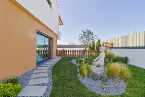 Moradia T3+1 com Jardim e Vista Campo na Assafora