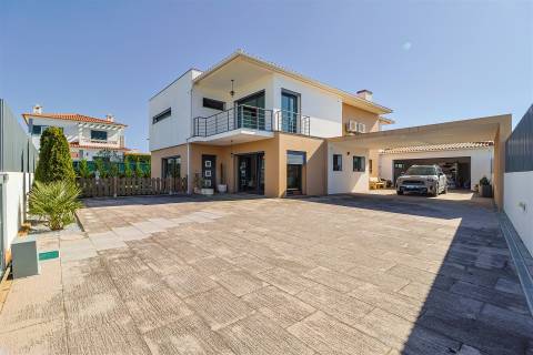 Moradia T3+1 com Jardim e Vista Campo na Assafora