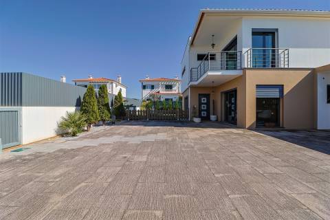 Moradia T3+1 com Jardim e Vista Campo na Assafora