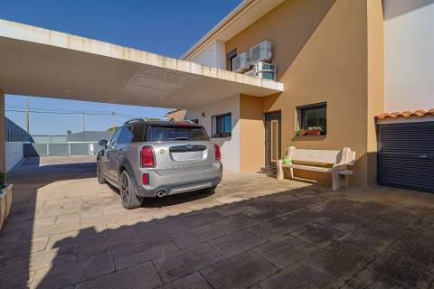 Moradia T3+1 com Jardim e Vista Campo na Assafora