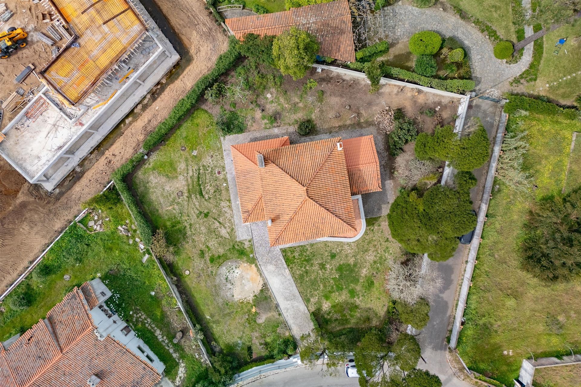 Moradia T5 com jardim para Remodelar em Sintra