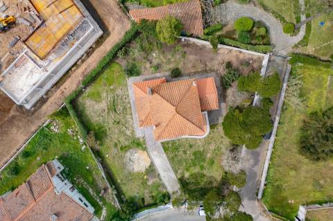 Moradia T5 com jardim para Remodelar em Sintra