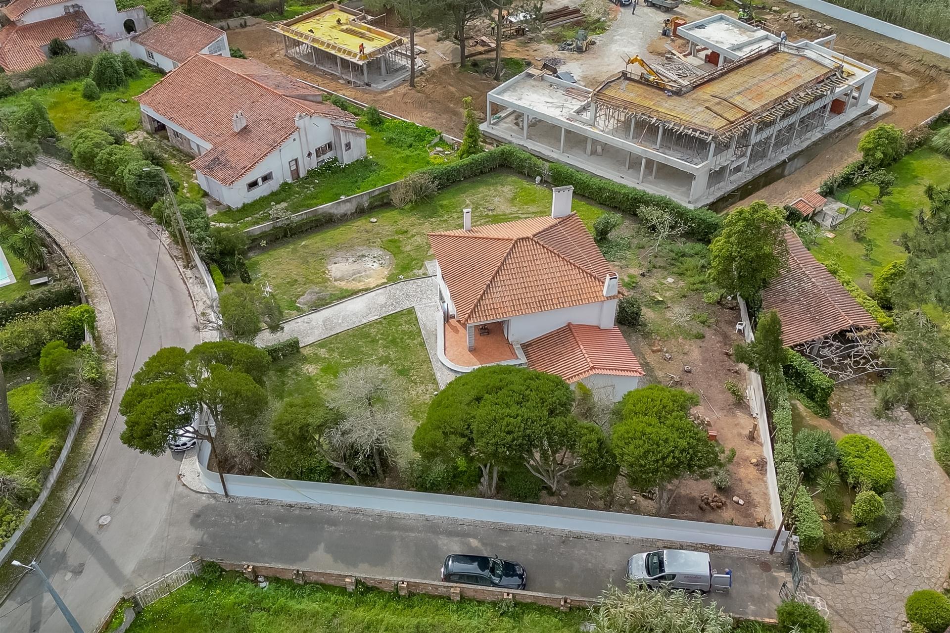 Moradia T5 com jardim para Remodelar em Sintra