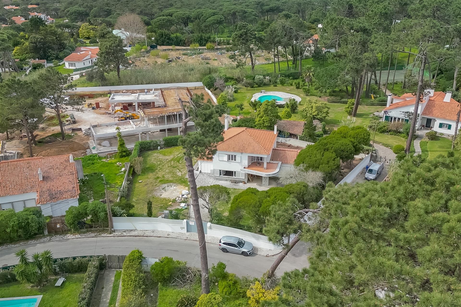 Moradia T5 com jardim para Remodelar em Sintra