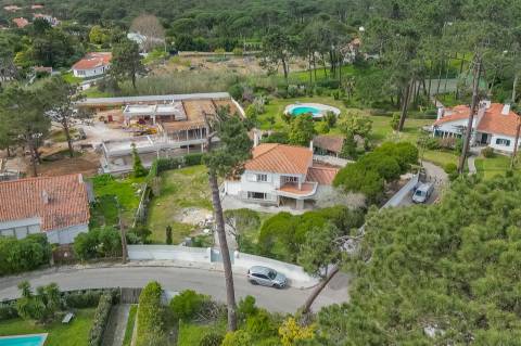 Moradia T5 com jardim para Remodelar em Sintra