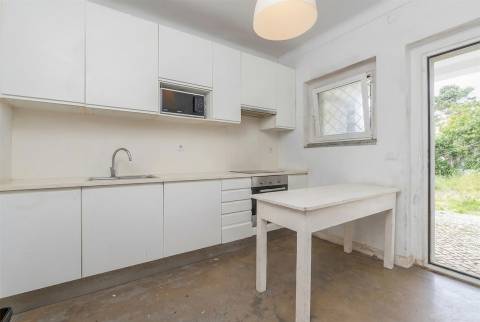 Moradia T5 com jardim para Remodelar em Sintra