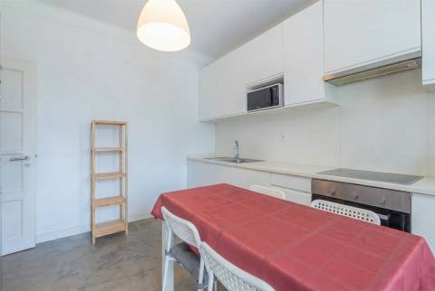 Moradia T5 com jardim para Remodelar em Sintra