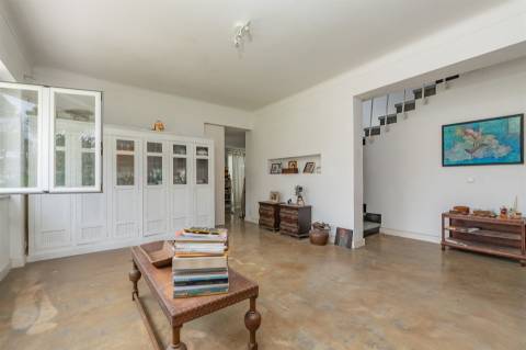 Moradia T5 com jardim para Remodelar em Sintra