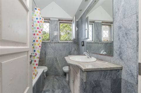 Moradia T5 com jardim para Remodelar em Sintra