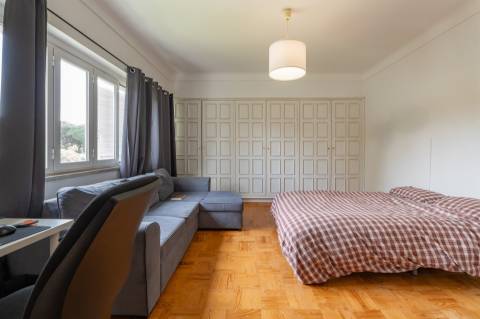 Moradia T5 com jardim para Remodelar em Sintra