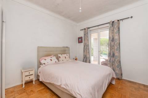 Moradia T5 com jardim para Remodelar em Sintra