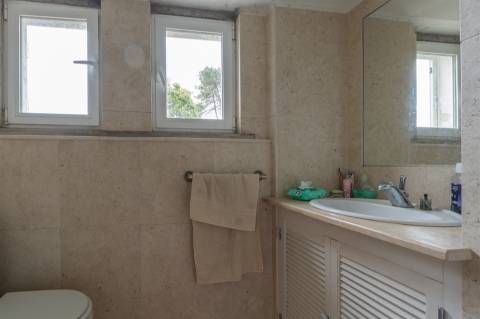 Moradia T5 com jardim para Remodelar em Sintra