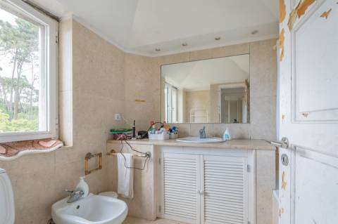 Moradia T5 com jardim para Remodelar em Sintra