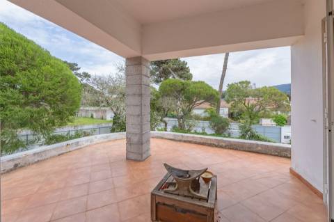 Moradia T5 com jardim para Remodelar em Sintra