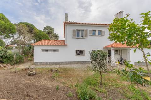 Moradia T5 com jardim para Remodelar em Sintra