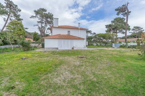 Moradia T5 com jardim para Remodelar em Sintra