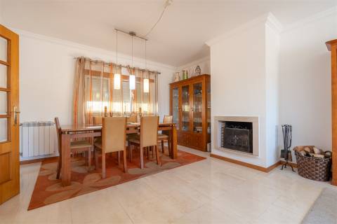 Moradia Isolada T4 Pronta a Habitar com Espaço Exterior e Churrasqueira