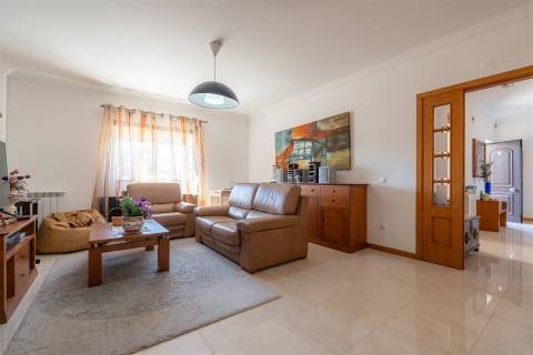 Moradia Isolada T4 Pronta a Habitar com Espaço Exterior e Churrasqueira